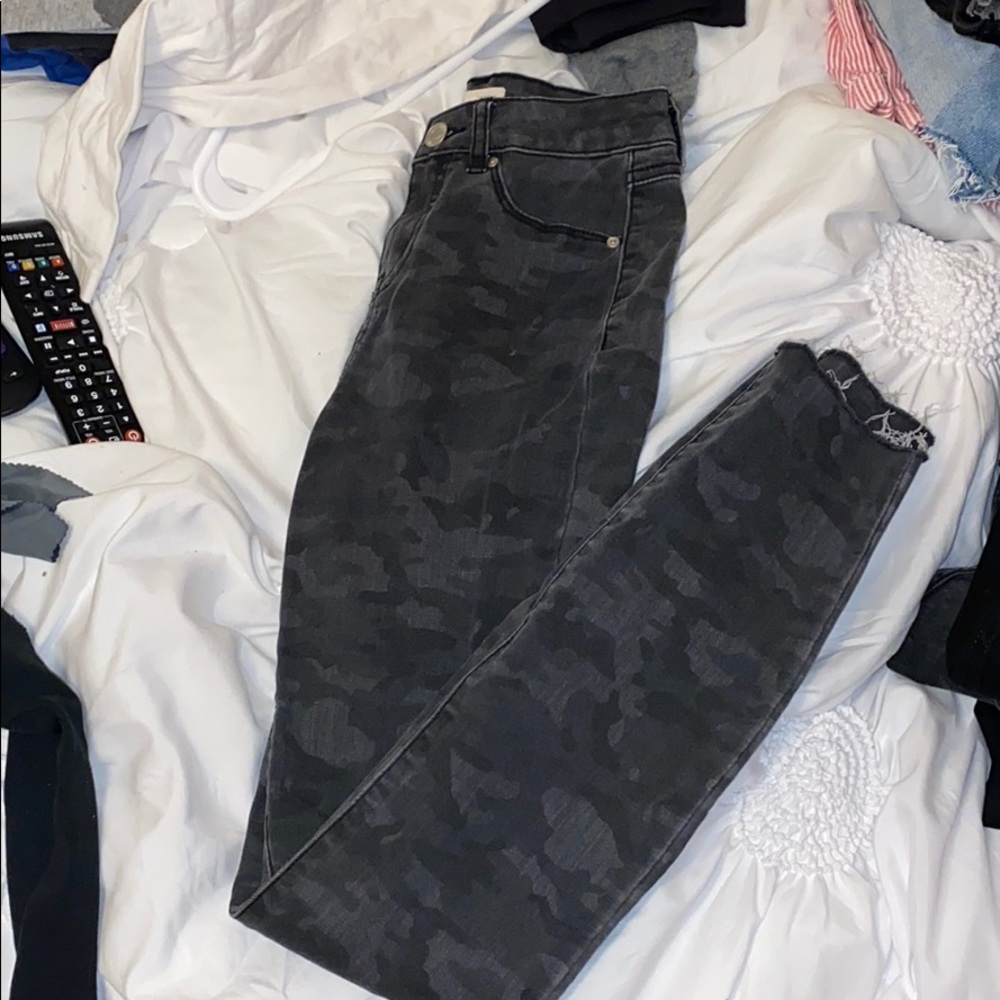 super cute faded camo black Tillys jeans